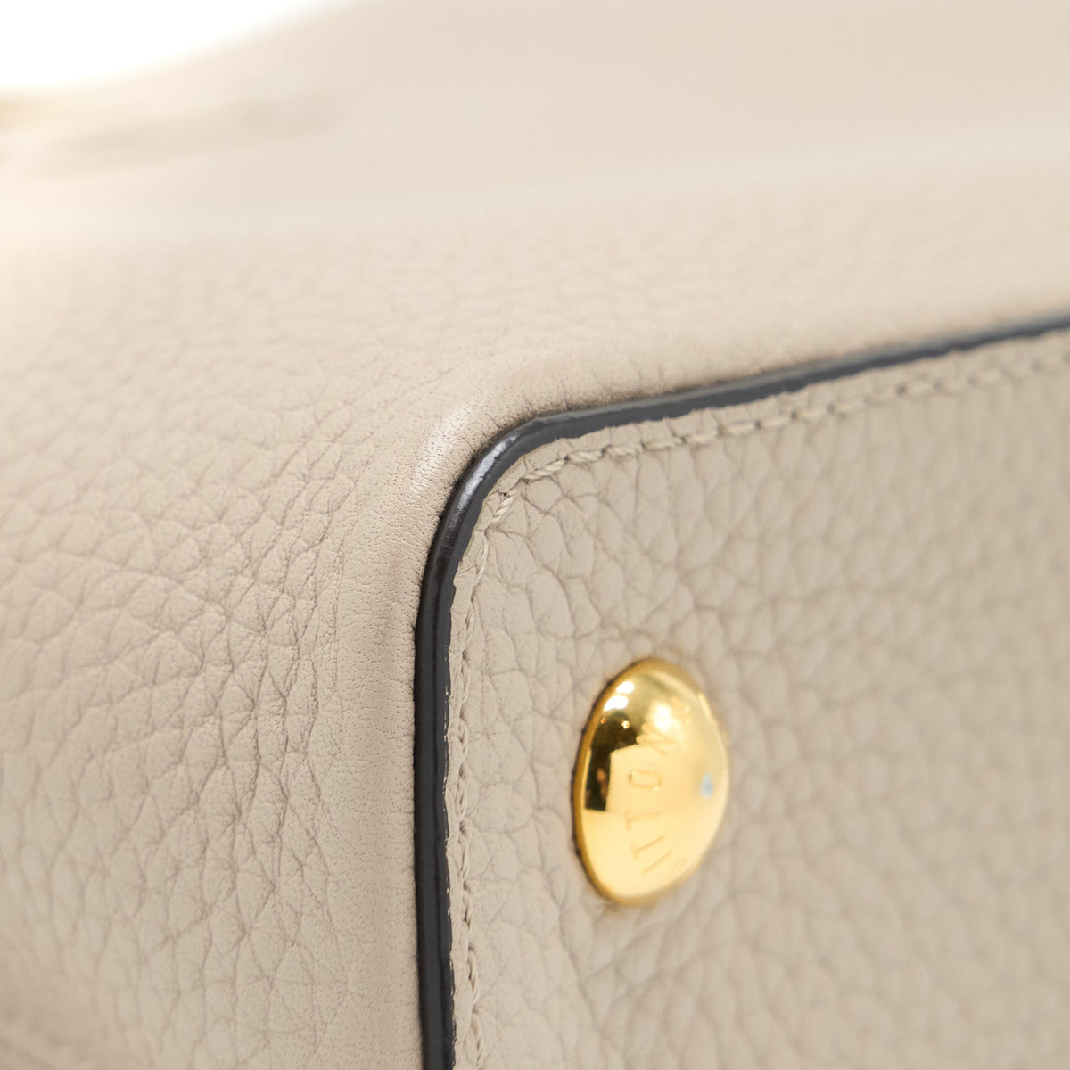 louis-vuitton-capucine-mm-taurillon-galet-ghw