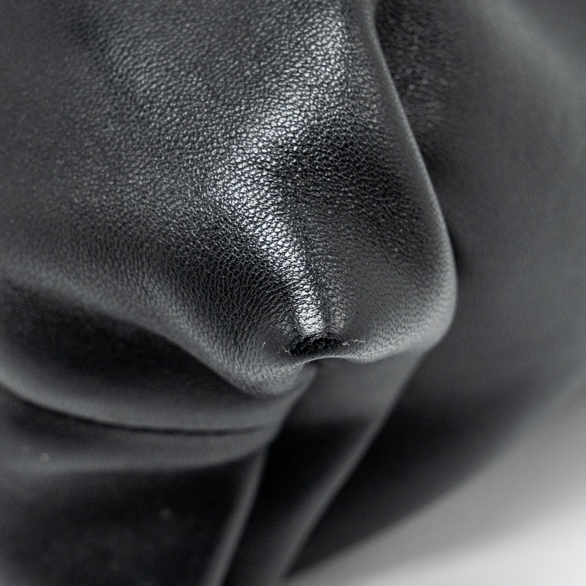 bottega-veneta-trine-envelop-clutch-leather-black-shw