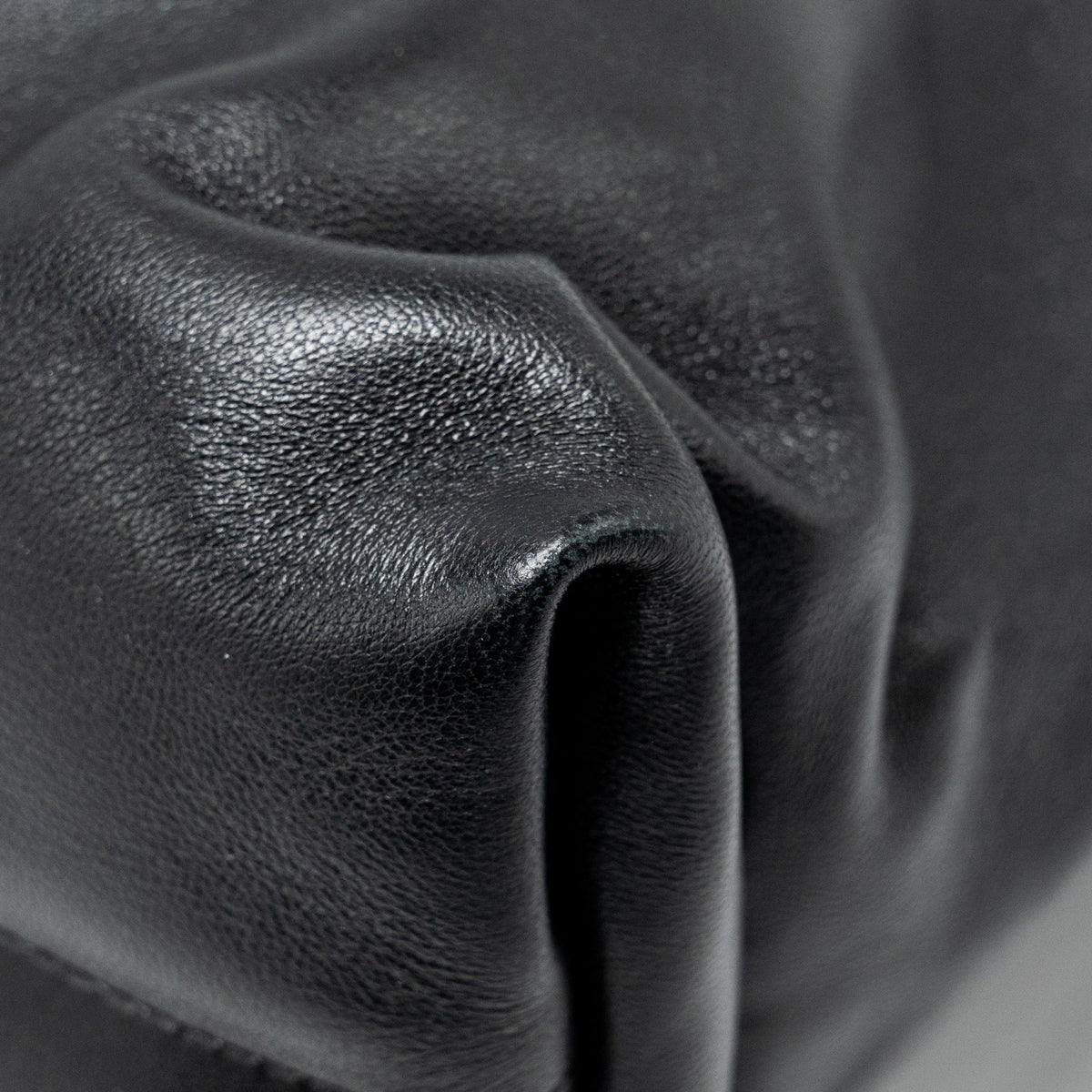 bottega-veneta-trine-envelop-clutch-leather-black-shw