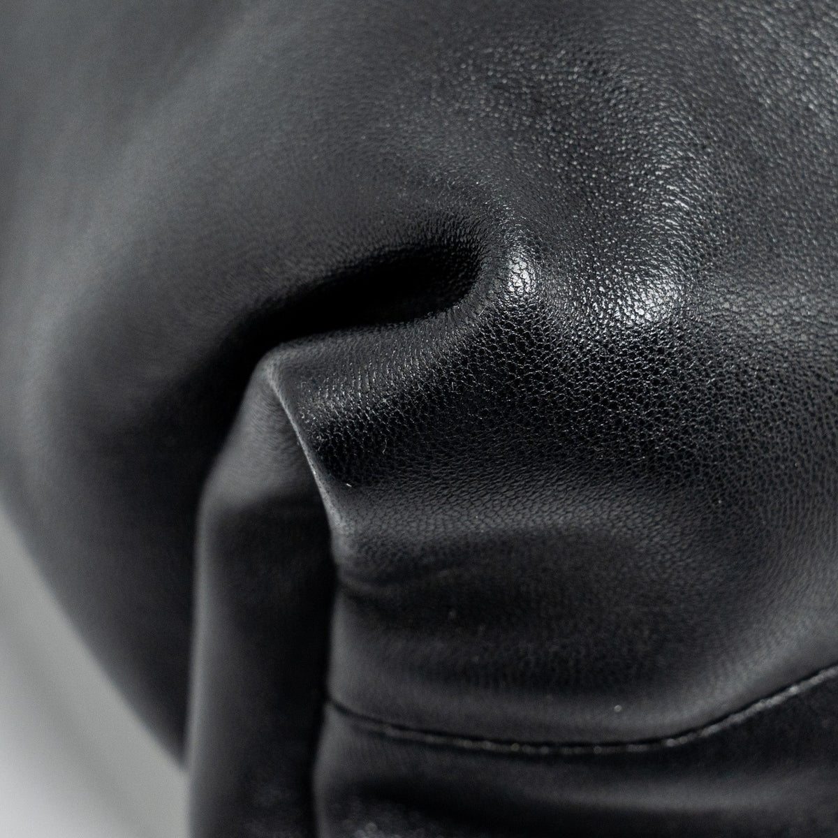 bottega-veneta-trine-envelop-clutch-leather-black-shw