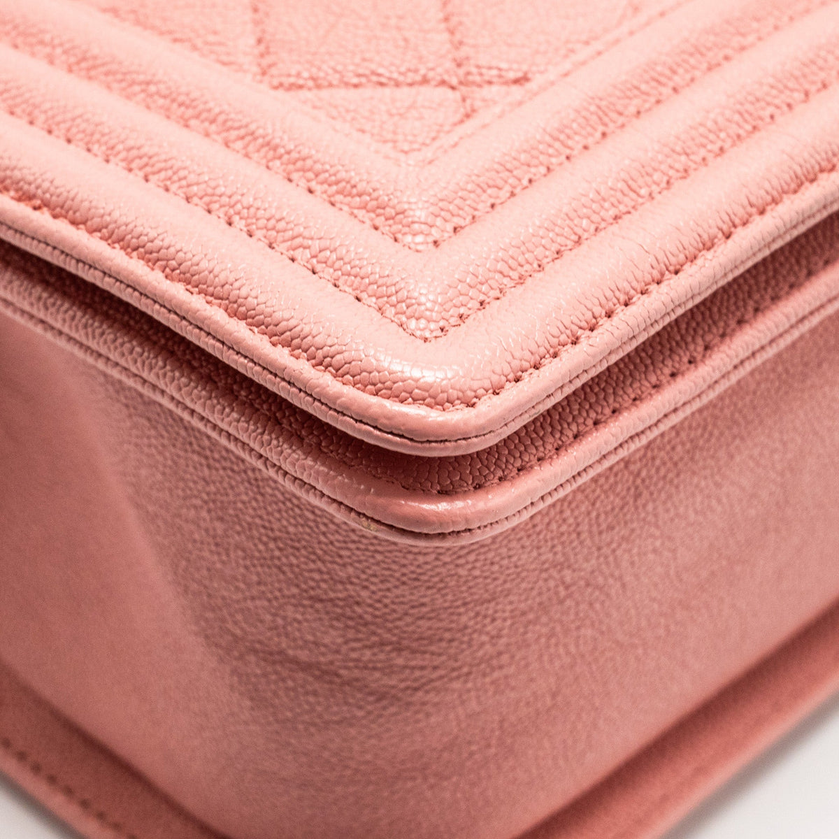chanel-medium-boy-bag-caviar-pink-lghw