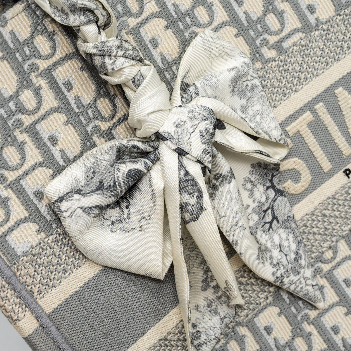 dior-meidum-book-tote-dior-oblique-embroidery-canvas-ecru-grey