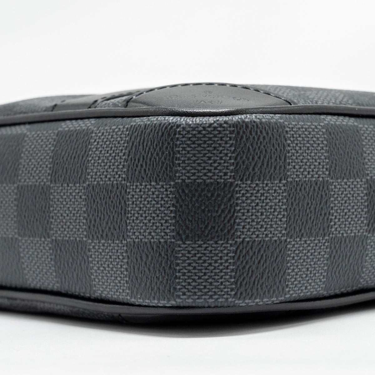 louis-vuitton-pochette-kasai-clutch-bag-damier-graphite-canvas-so-black-copy-1