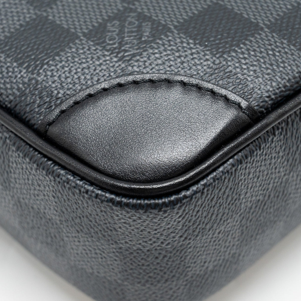 louis-vuitton-pochette-kasai-clutch-bag-damier-graphite-canvas-so-black-copy-1