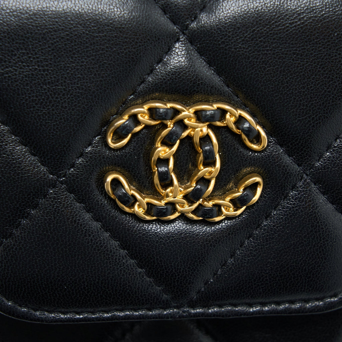 chanel-19-phone-pouch-with-chain-lambskin-black-multicolour-hardware