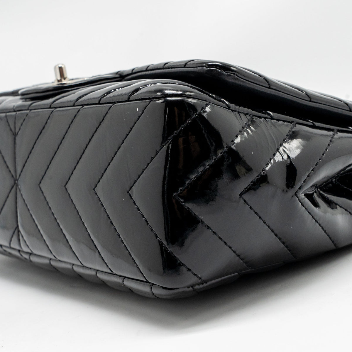 chanel-chevron-jumbo-single-flap-bag-patent-black-shw