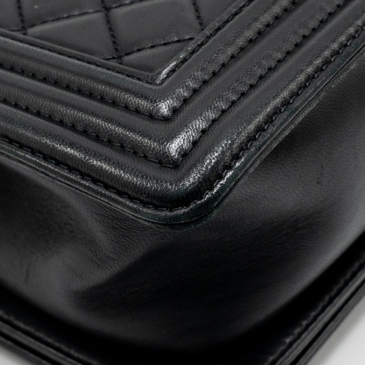 chanel-medium-boy-bag-lambskin-black-ghw-3