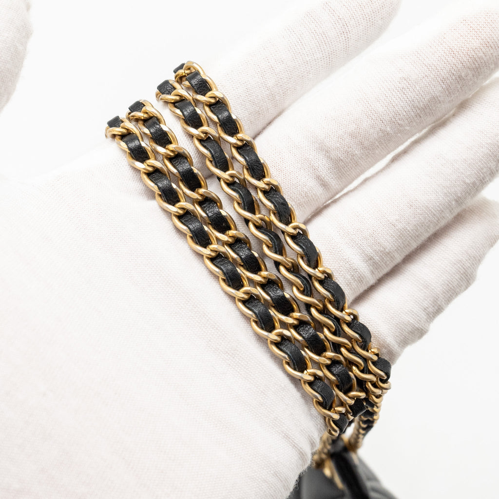 chanel-21a-top-handle-mini-flap-card-holder-with-chain-lambskin-black-ghw-copy