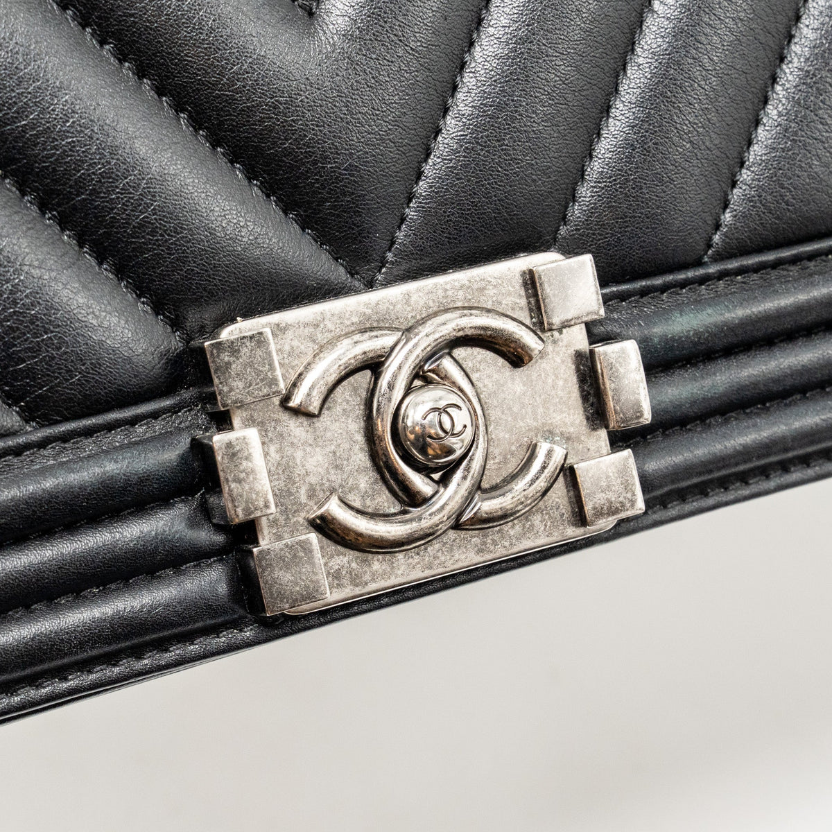 chanel-chevron-medium-bag-calfskin-black-ruthenium-shw