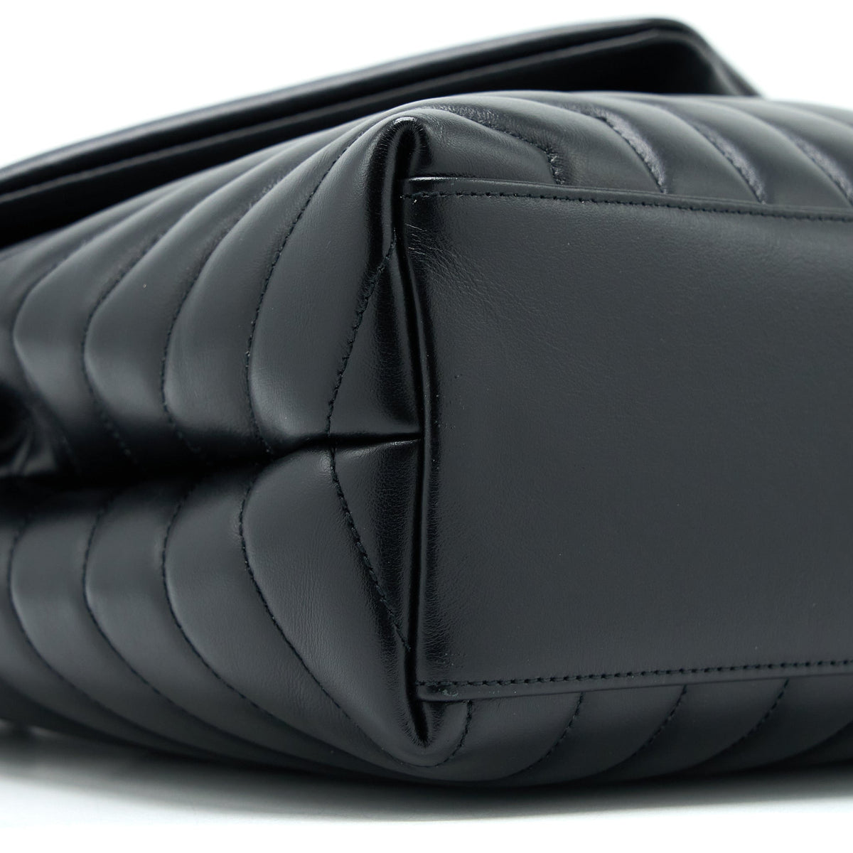 saint-laurent-ysl-medium-loulou-shoulder-bag-calfskin-black-with-black-hardware