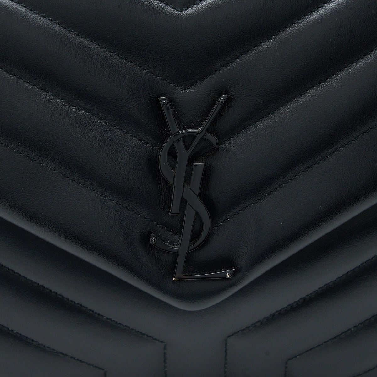 saint-laurent-ysl-medium-loulou-shoulder-bag-calfskin-black-with-black-hardware