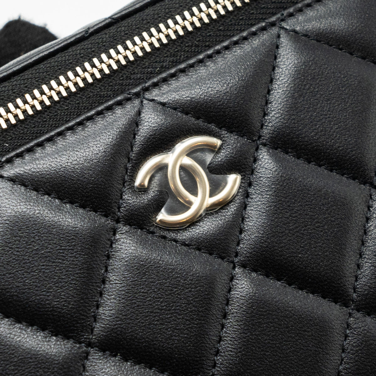 chanel-top-handle-long-vanity-with-chain-lambskin-black-lghwmicrochip-2