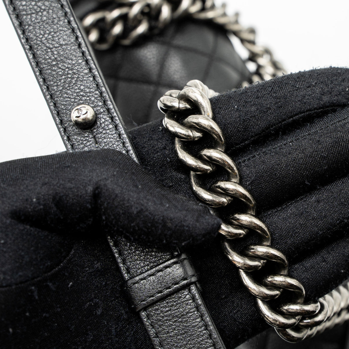 chanel-medium-boy-bag-grained-calfskin-black-ruthenium-hardware