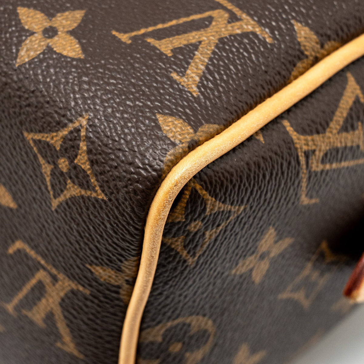 louis-vuitton-speedy-bandouliere-20-monogram-canvas-with-black-strap-ghw-1