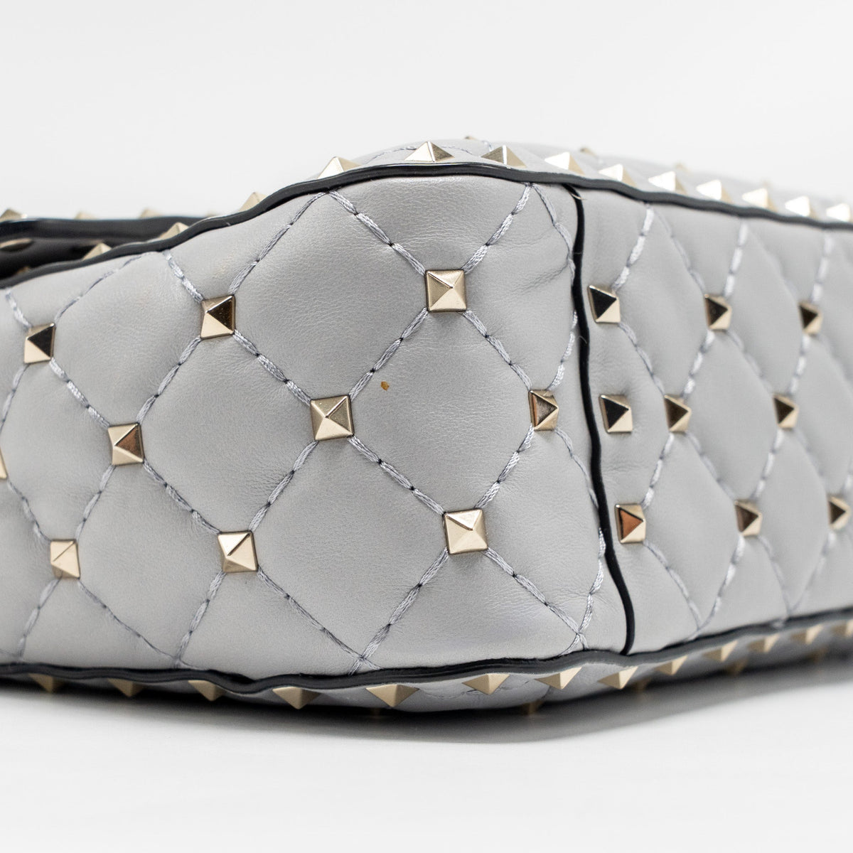 valentino-medium-rockstud-spike-bag-lambskin-nappa-light-grey-lghw