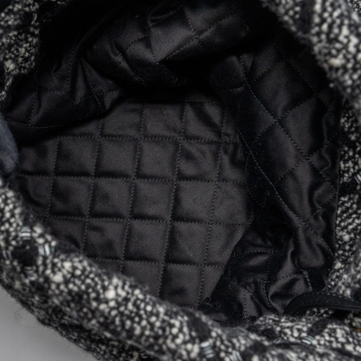 chanel-medium-22-bag-tweed-black-grey-ghw-microchip