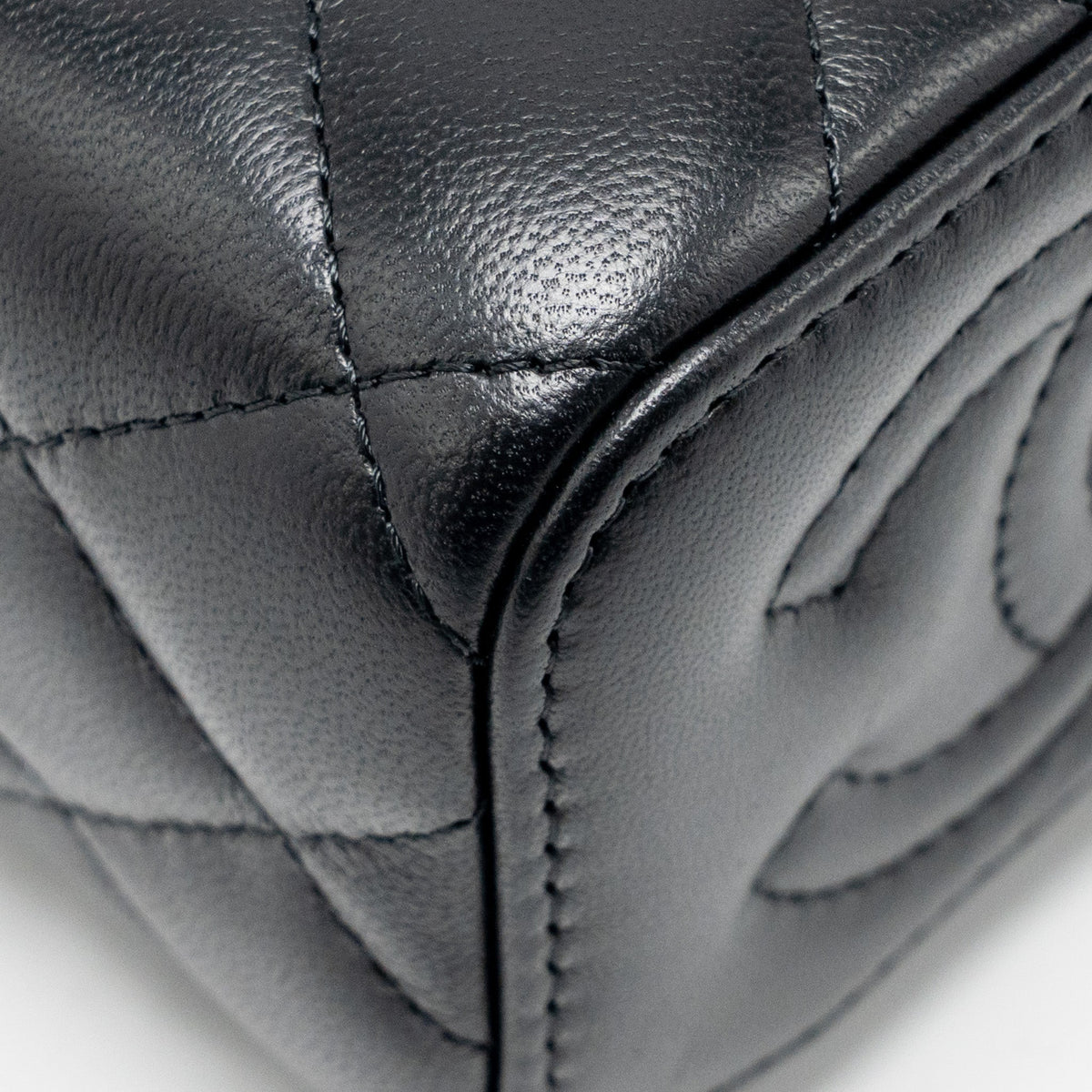 chanel-pearl-crush-mini-vanity-with-chain-lambskin-black-ghw-microchip-2