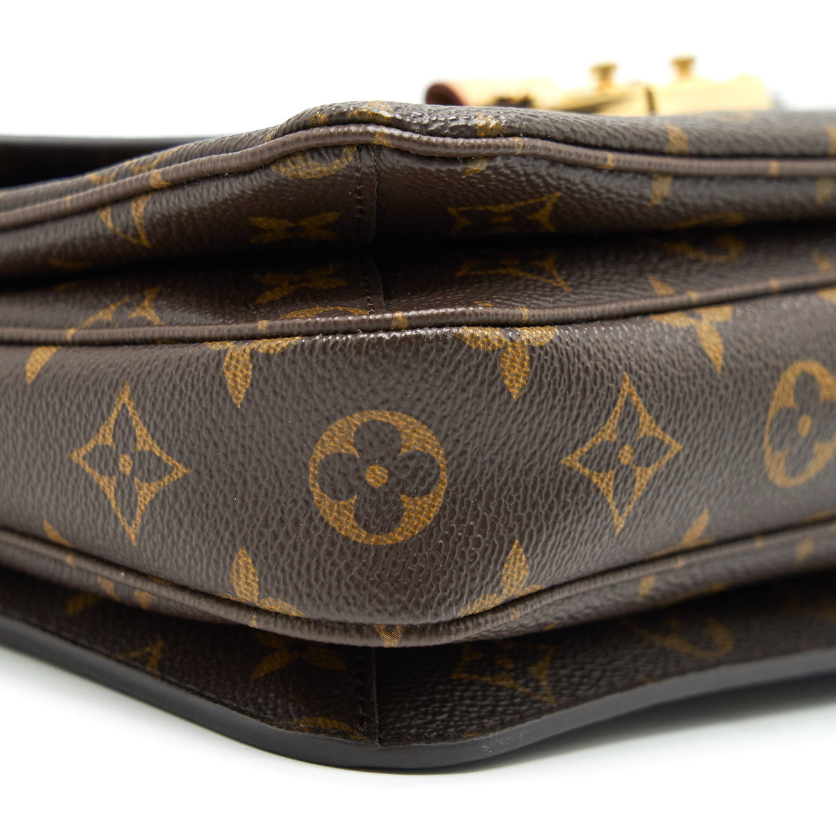 louis-vuitton-pochette-metis-monogram-canvas-1
