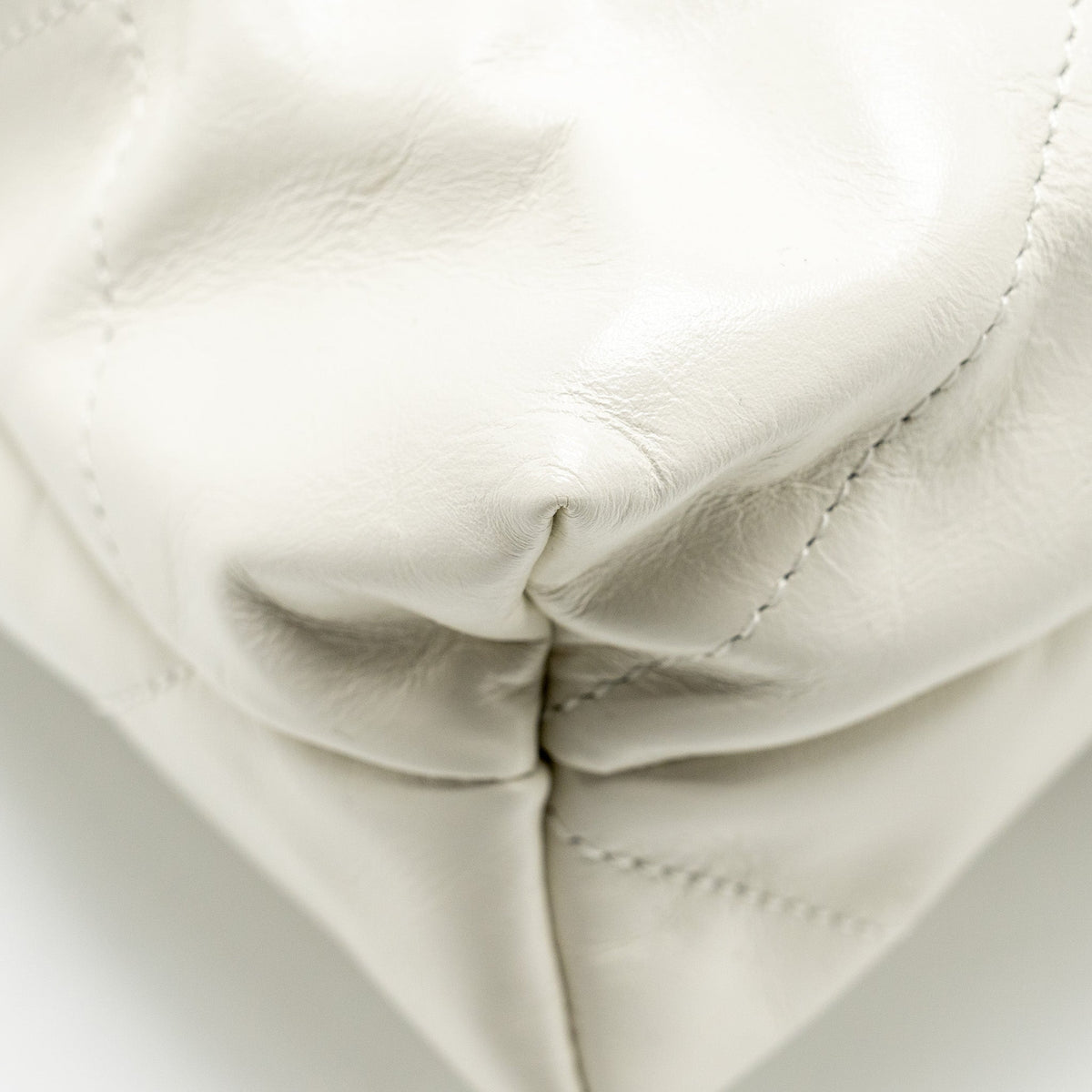 chanel-medium-22-bag-calfskin-white-ghw-microchip-1