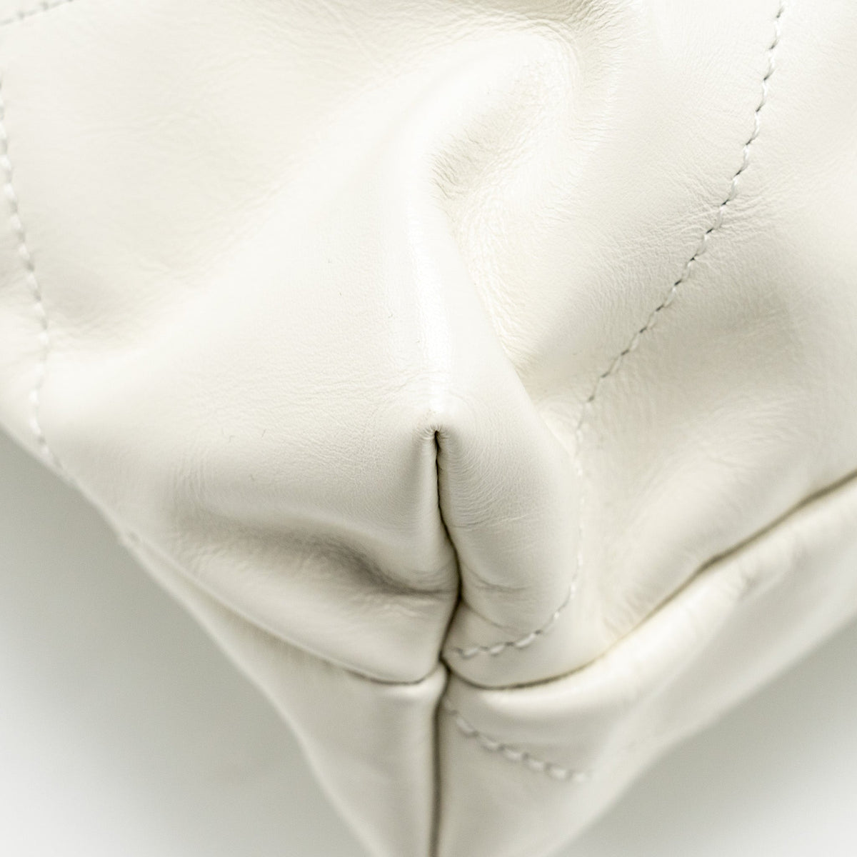 chanel-medium-22-bag-calfskin-white-ghw-microchip-1