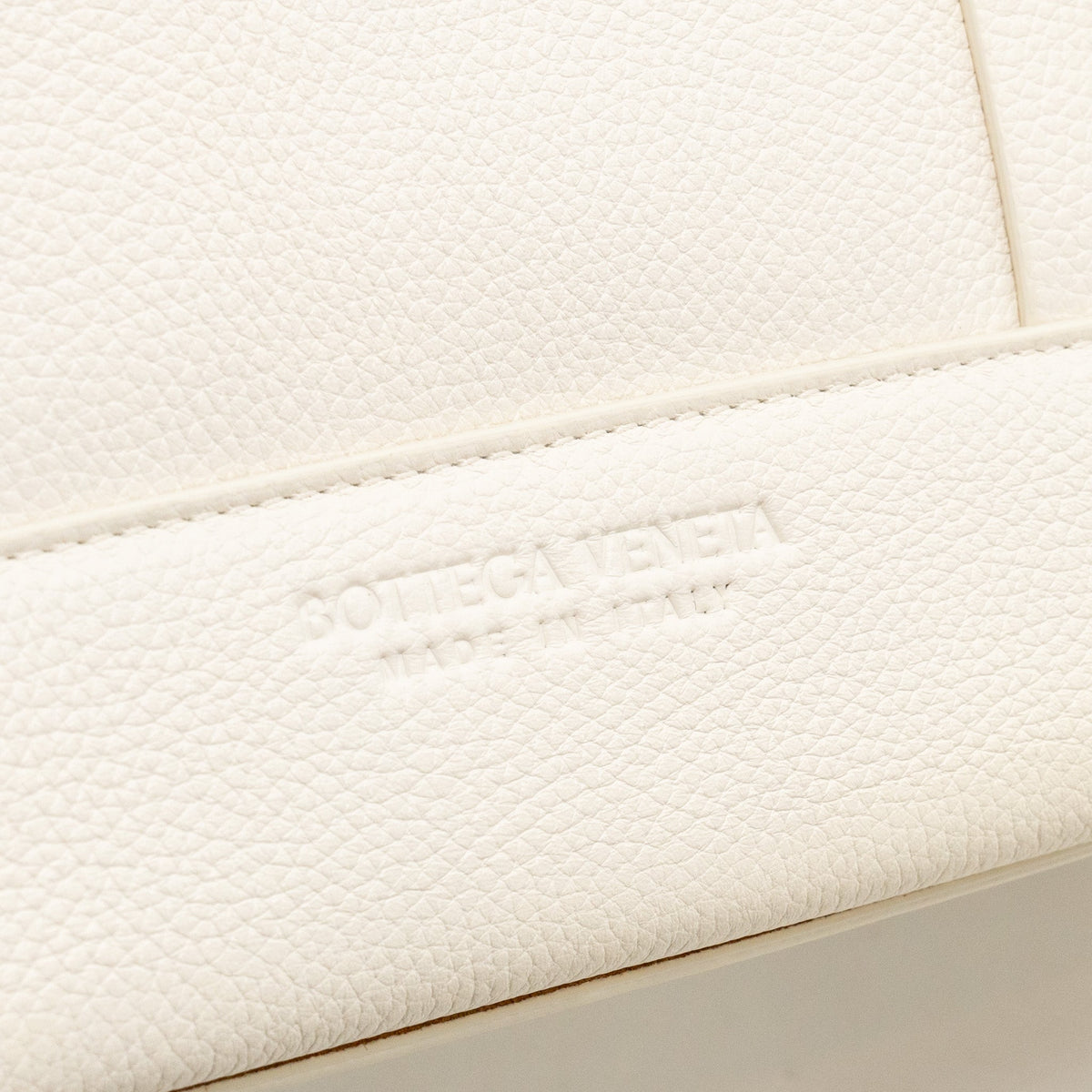 bottega-veneta-large-arco-tote-bag-grained-calfskin-white-ghw