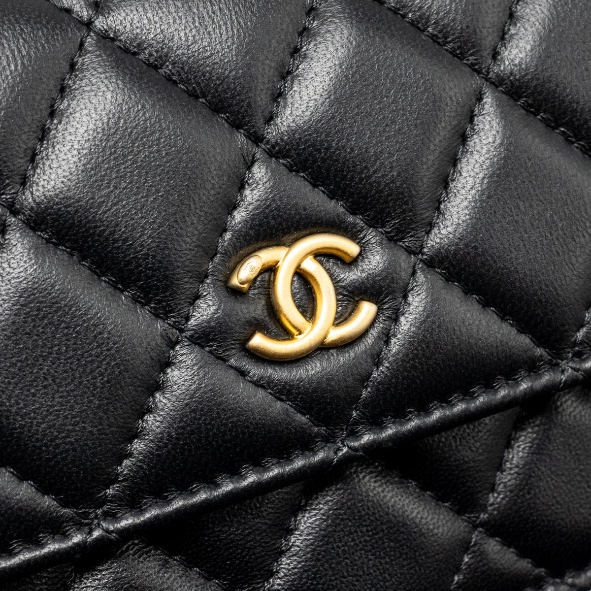 chanel-pearl-crush-mini-wallet-on-chain-lambskin-black-ghwmicrochip