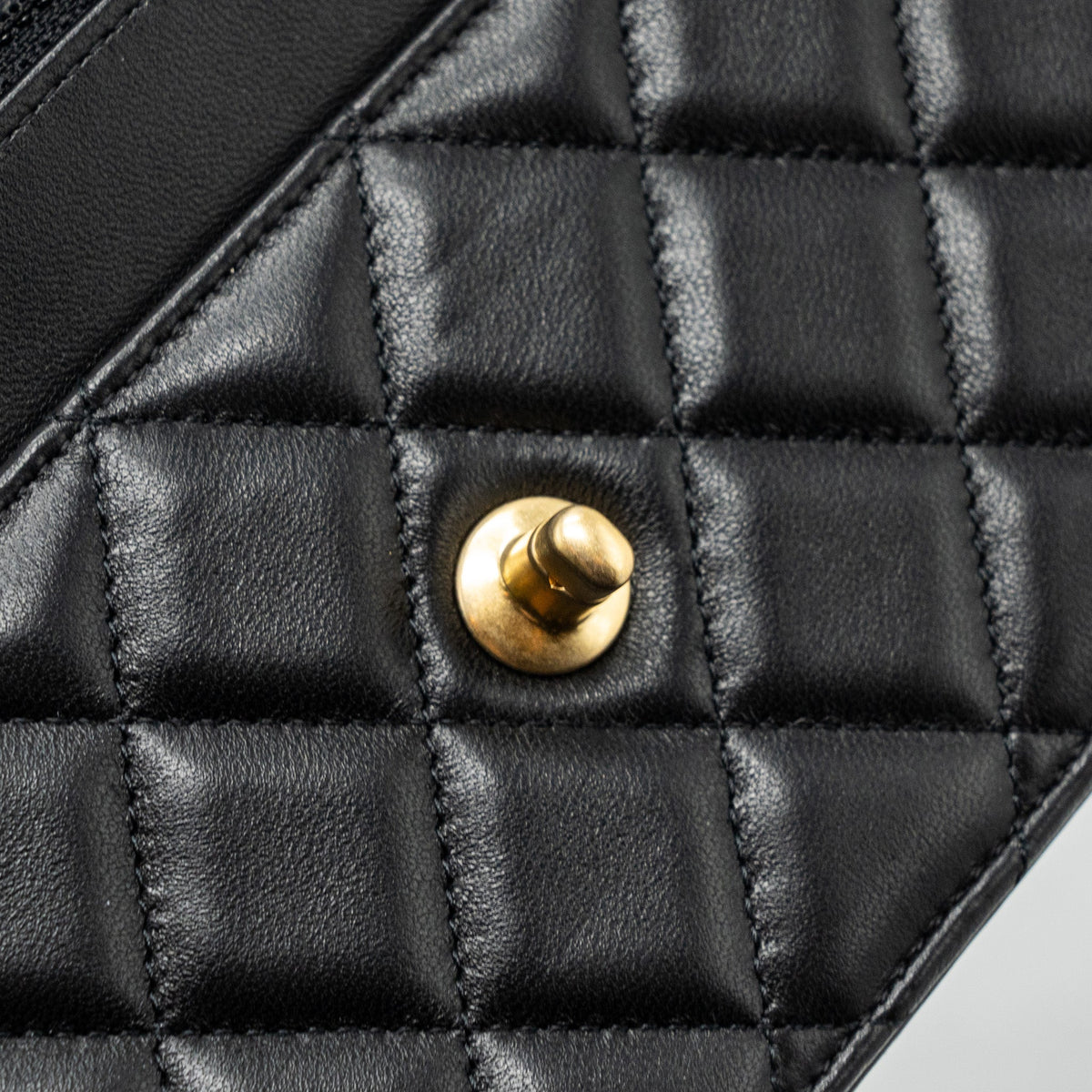 chanel-pearl-crush-wallet-on-chain-lambskin-black-ghw-microchip-11