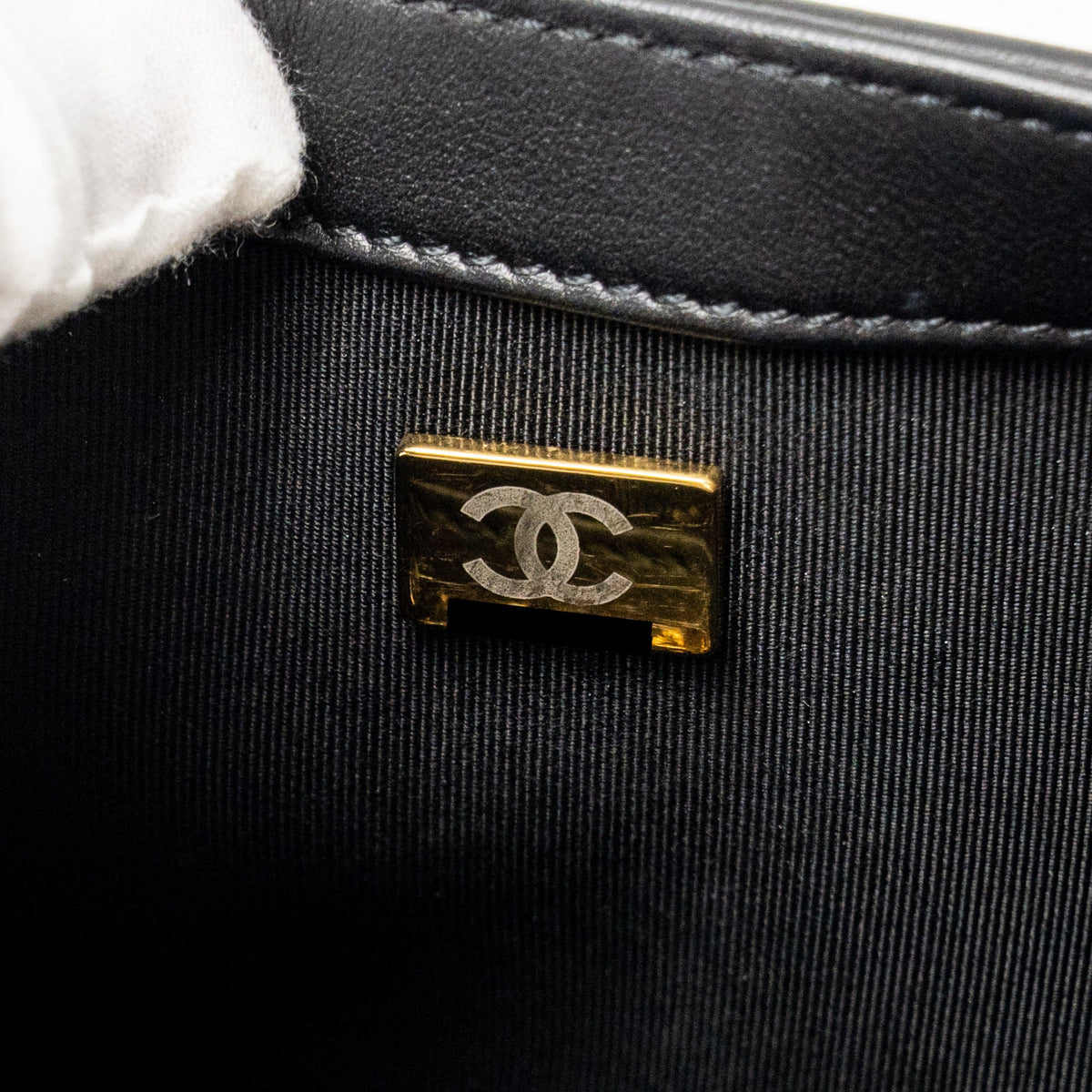 chanel-medium-boy-bag-calfskin-black-ghwmicrochip