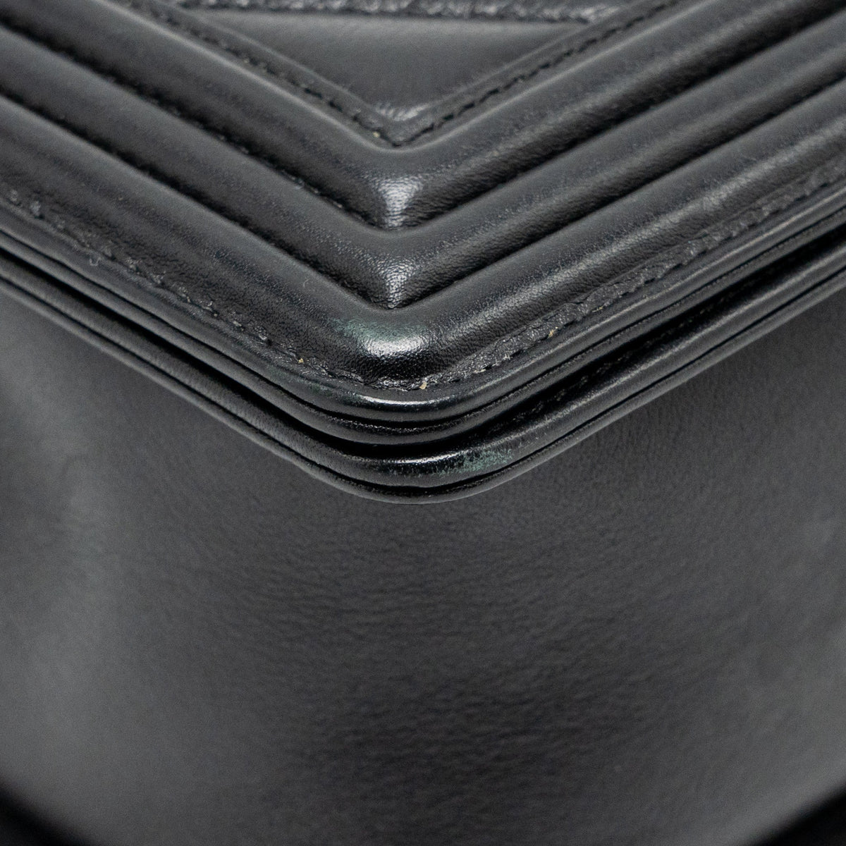 chanel-chevron-medium-bag-calfskin-black-ruthenium-shw