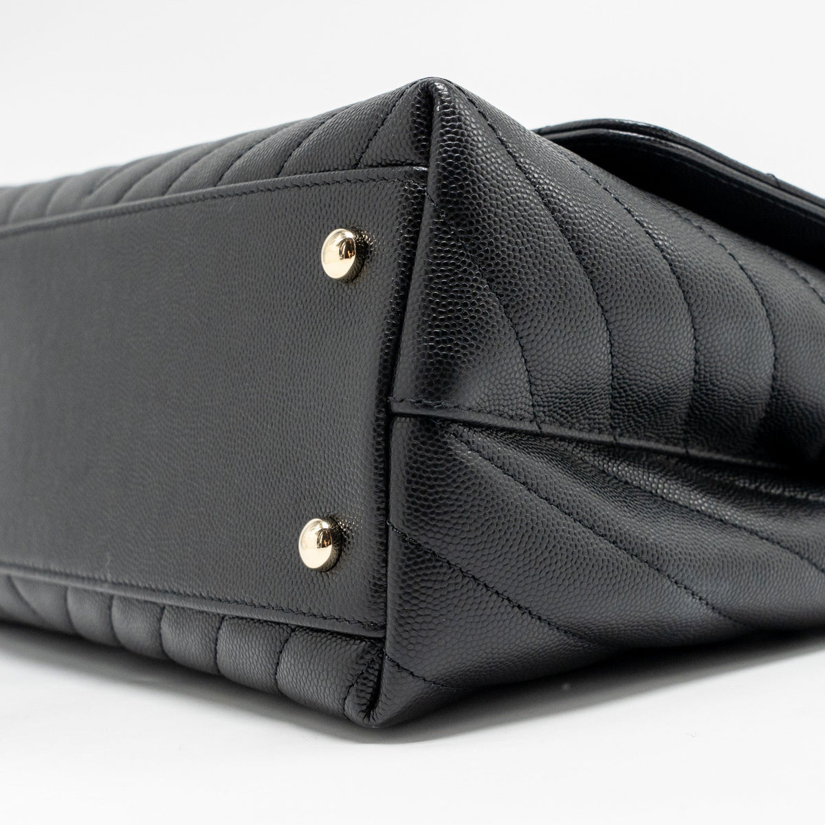 chanel-medium-chevron-coco-handle-caviar-black-burgundy-handle-lghw-copy
