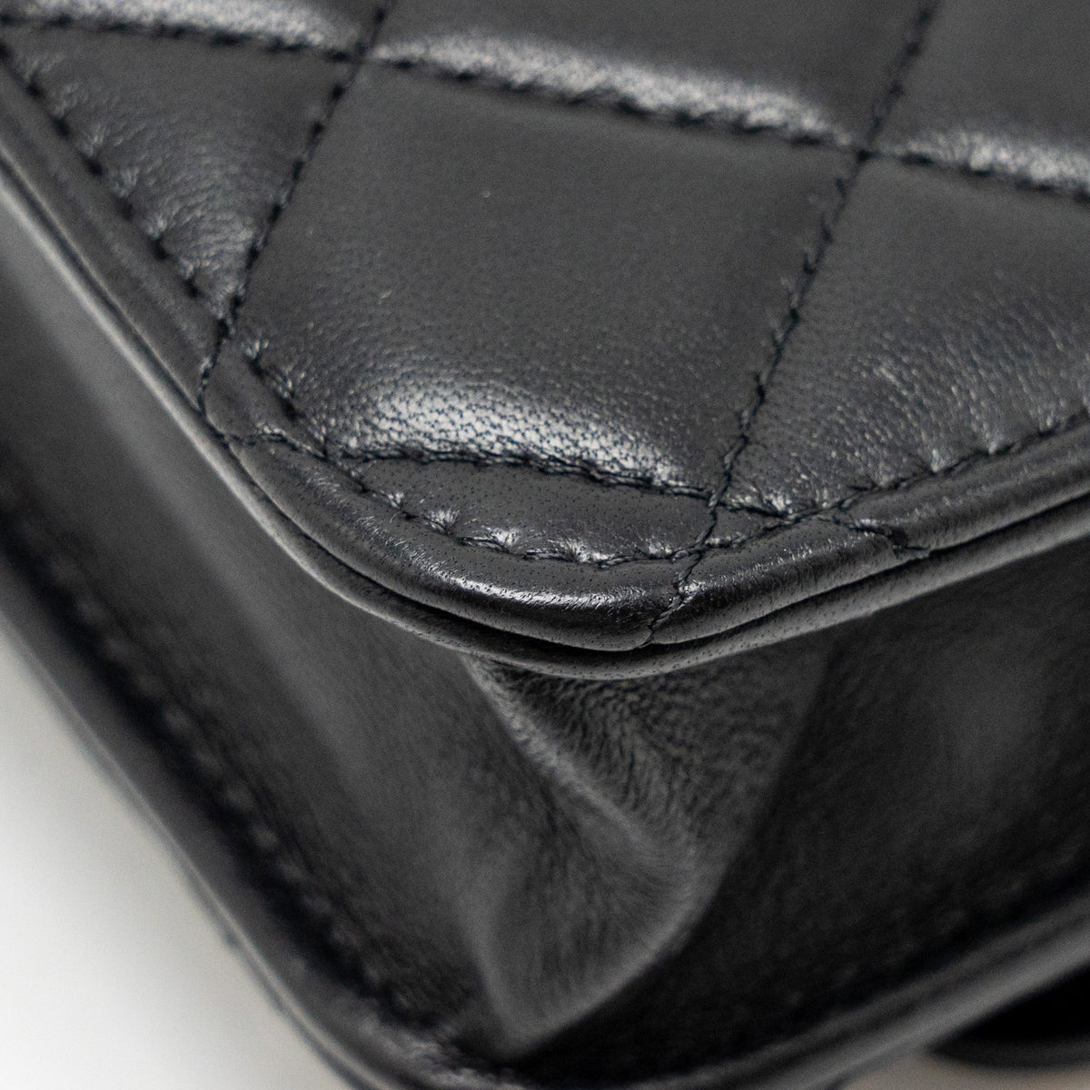chanel-pearl-crush-mini-flap-wallet-with-chain-lambskin-black-ghw-microchip-copy-1