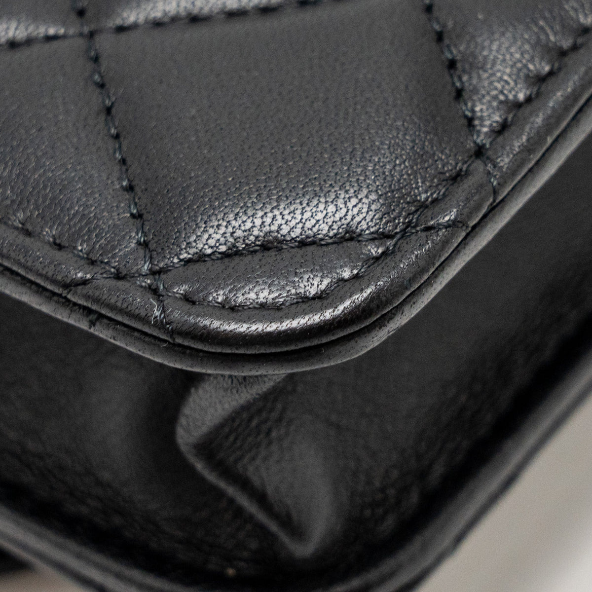 chanel-pearl-crush-mini-flap-wallet-with-chain-lambskin-black-ghw-microchip-copy-1