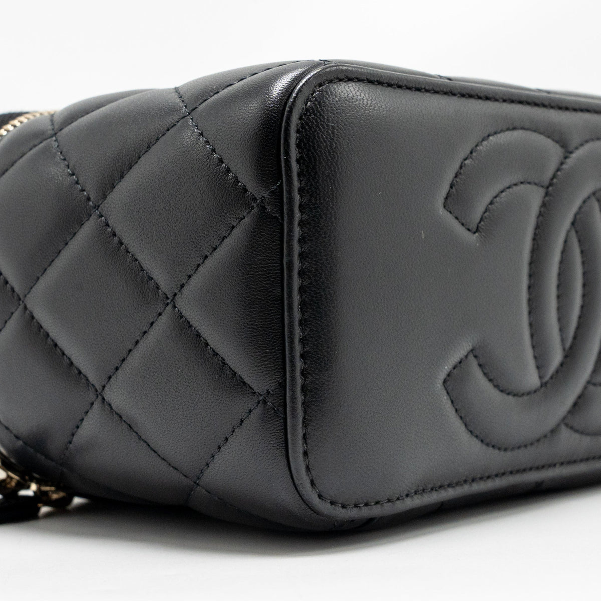 chanel-pearl-crush-long-vanity-case-lambskin-black-ghw-microchip-1