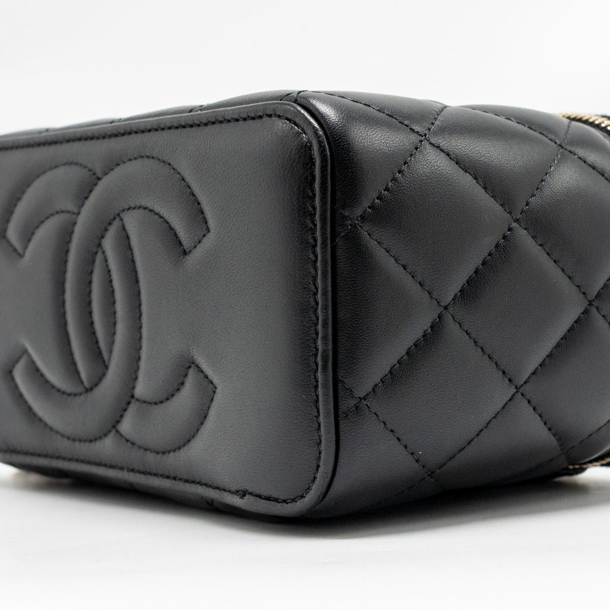 chanel-pearl-crush-long-vanity-case-lambskin-black-ghw-microchip-1