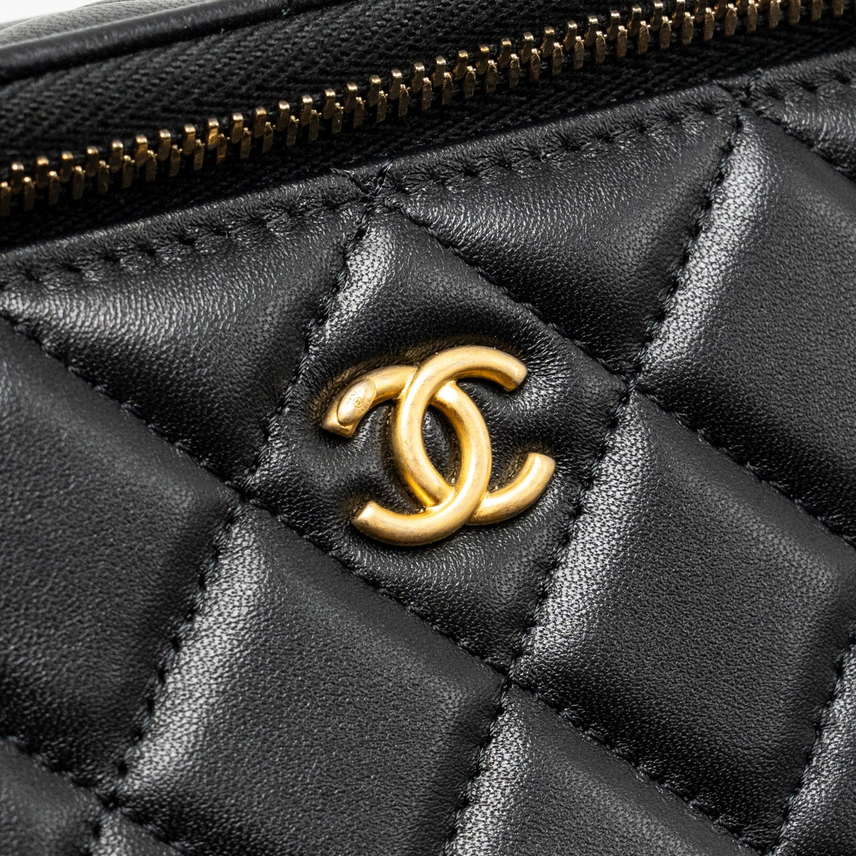chanel-pearl-crush-long-vanity-case-lambskin-black-ghw-microchip-1
