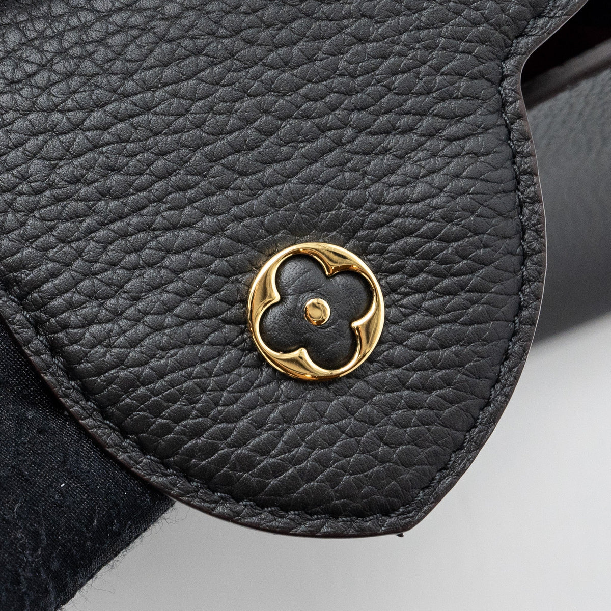 louis-vuitton-capucines-bb-taurillon-black-ghwnew-version