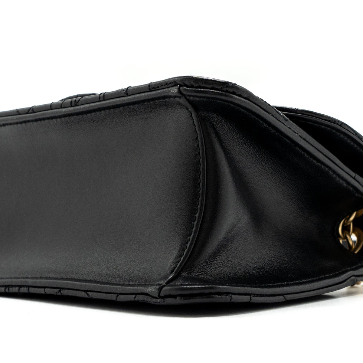 ferragamo-glancing-quilted-leather-shoulder-bag-calfskin-black-ghw