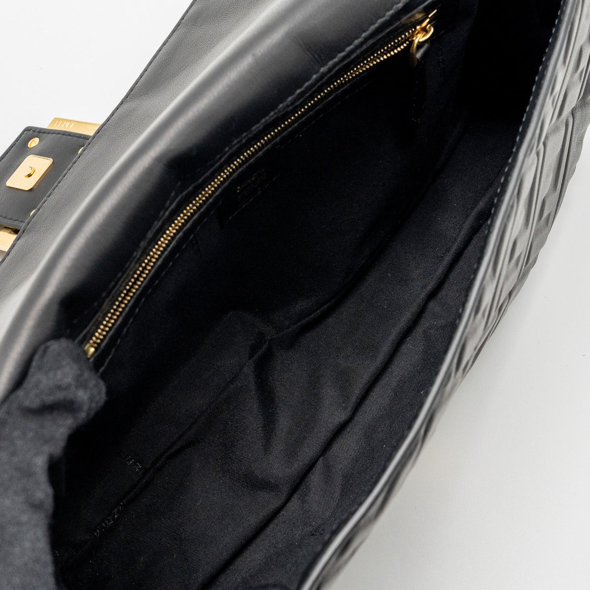 fendi-large-baguette-bag-nappa-black-ghw