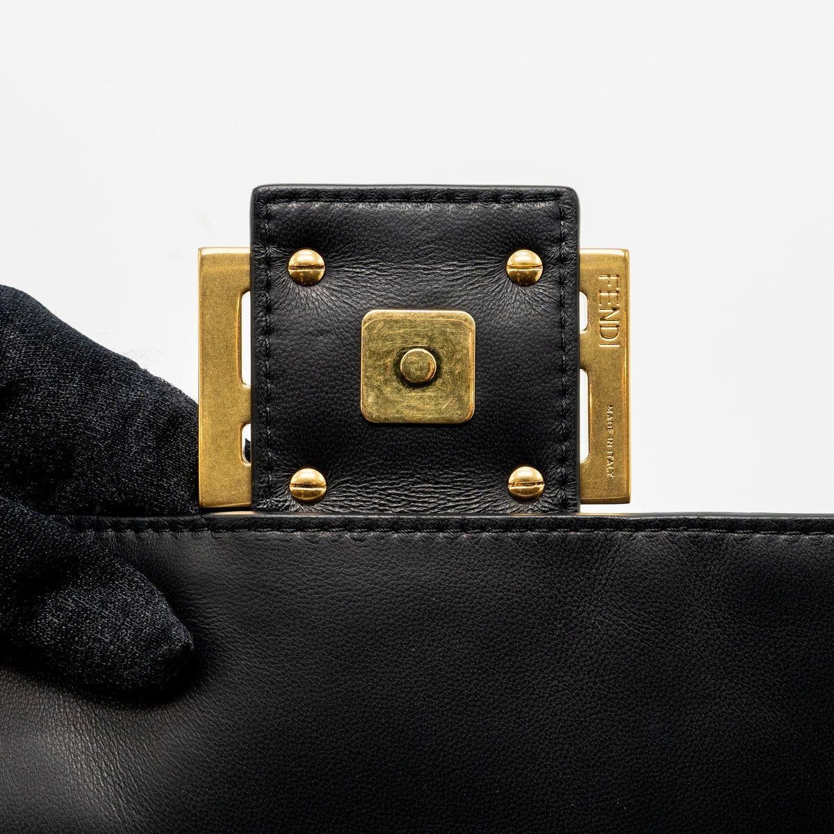 fendi-large-baguette-bag-nappa-black-ghw