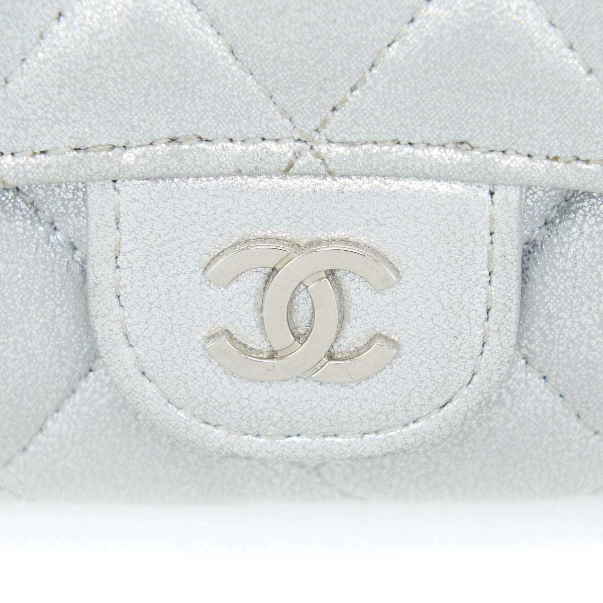 chanel-quilted-classic-flap-card-holder-lambskin-silver-shw