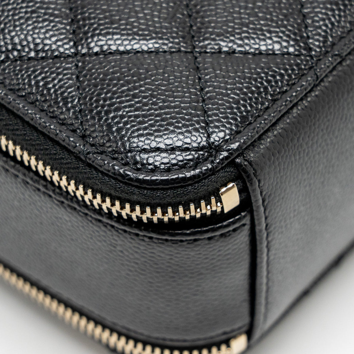chanel-logo-detailed-handle-mini-pick-me-up-vanity-case-caviar-black-ghw-microchip