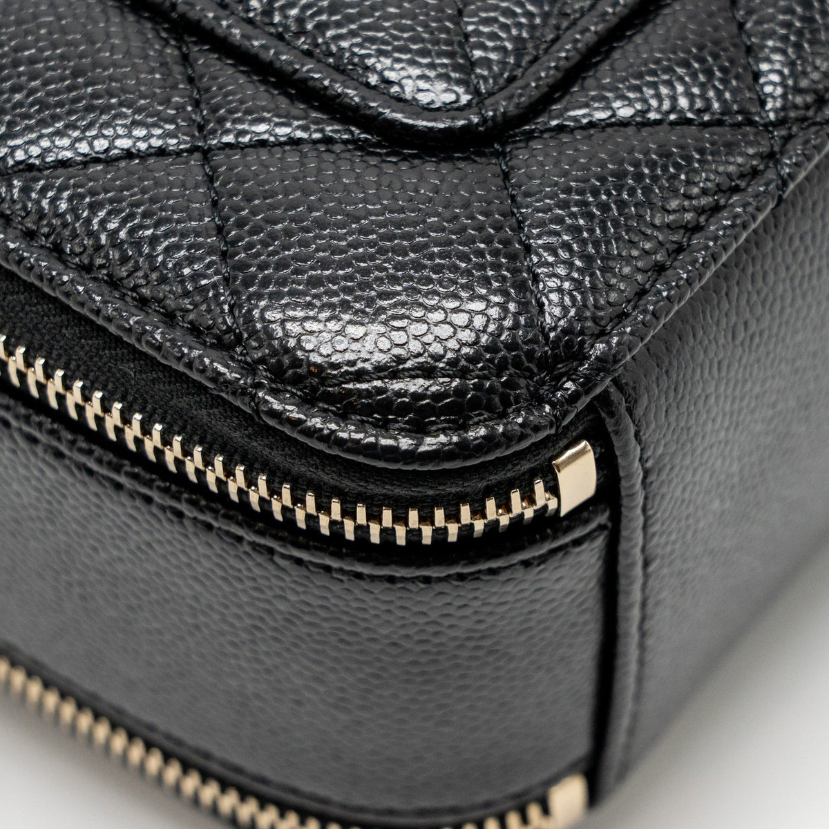 chanel-logo-detailed-handle-mini-pick-me-up-vanity-case-caviar-black-ghw-microchip
