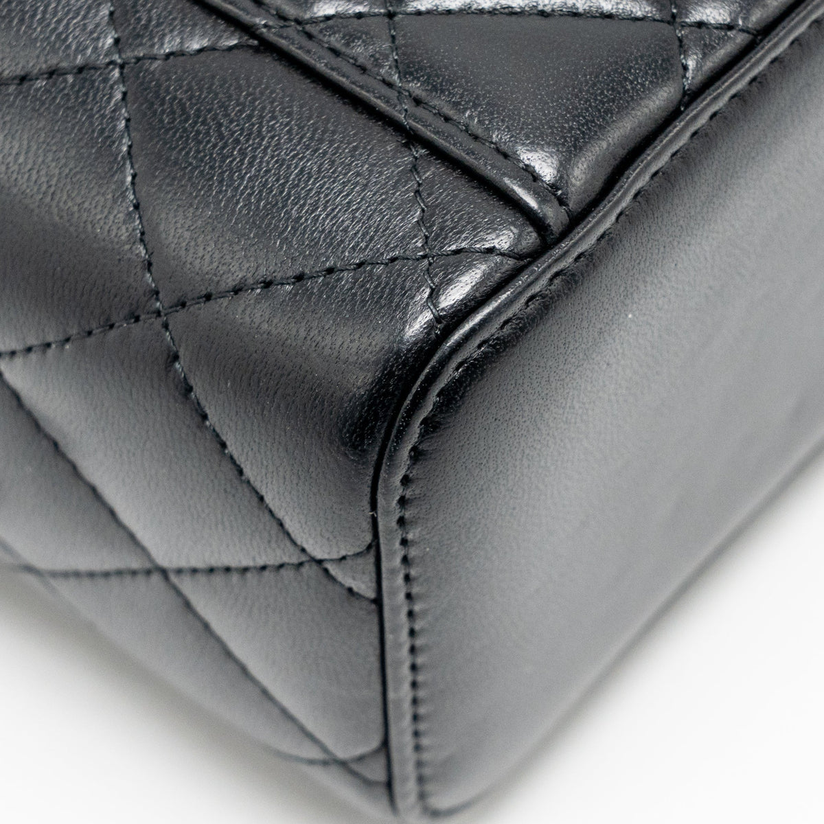 chanel-pearl-crush-long-vanity-with-chain-lambskin-black-ghw