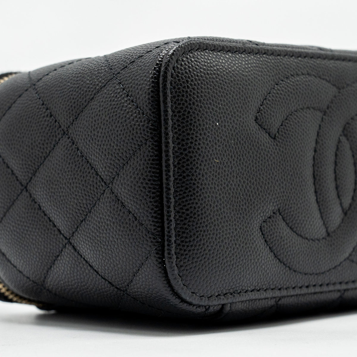 chanel-long-vanity-with-chain-caviar-black-lghw-2
