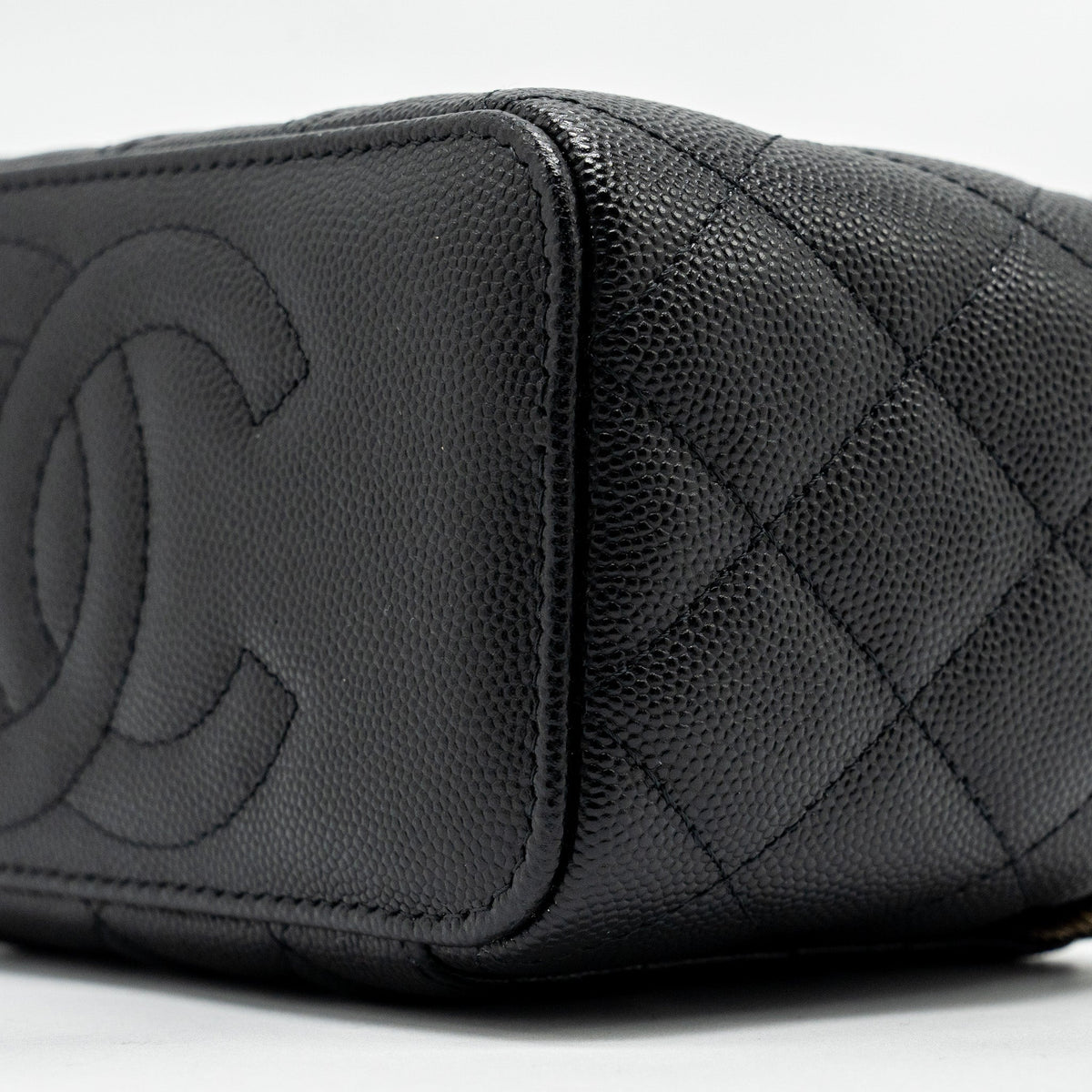 chanel-long-vanity-with-chain-caviar-black-lghw-2
