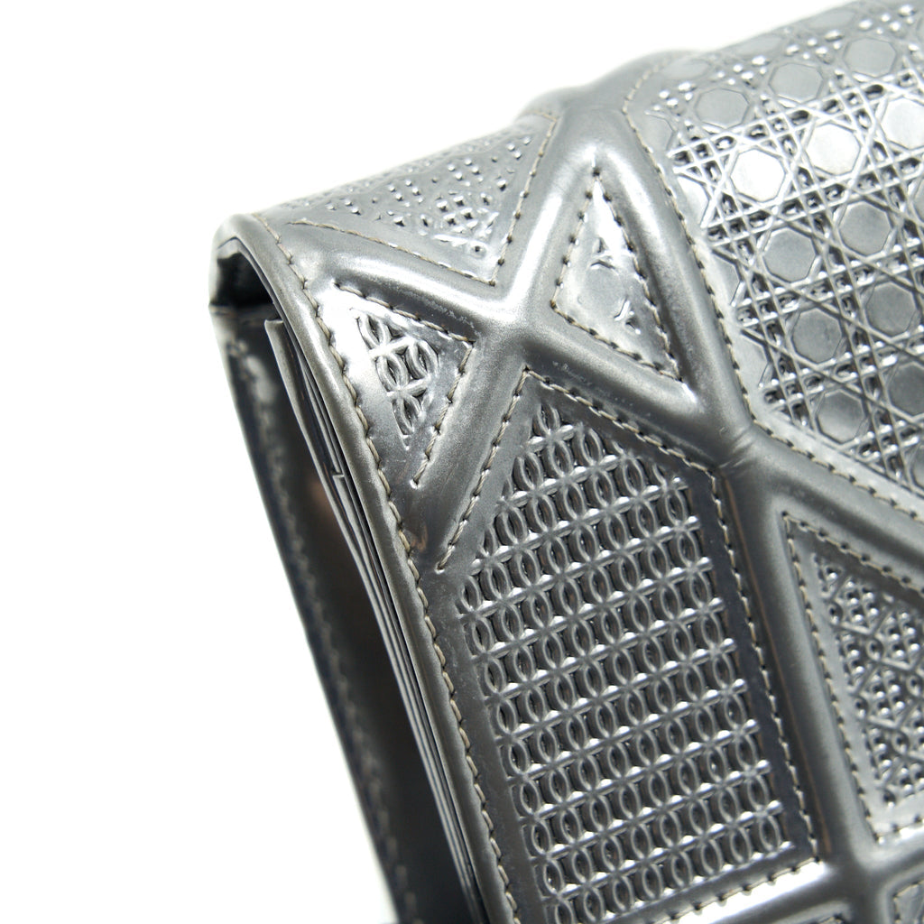 dior-diorama-wallet-on-chain-metallic-silver-shw