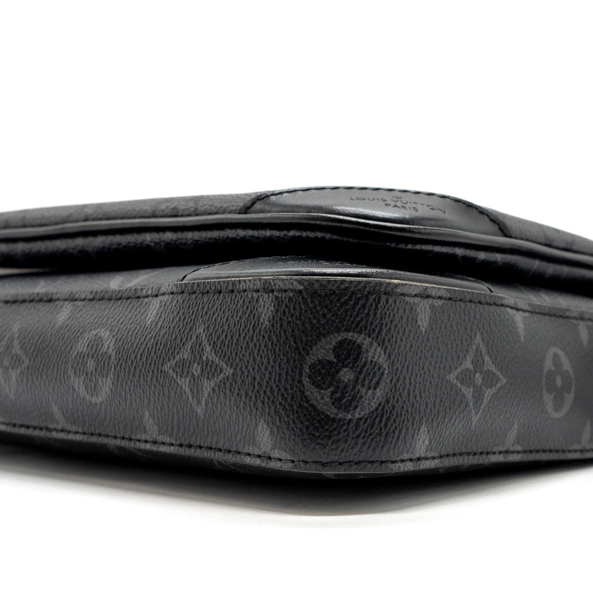 louis-vuitton-trio-messenger-bag-monogram-eclipse-shw-1