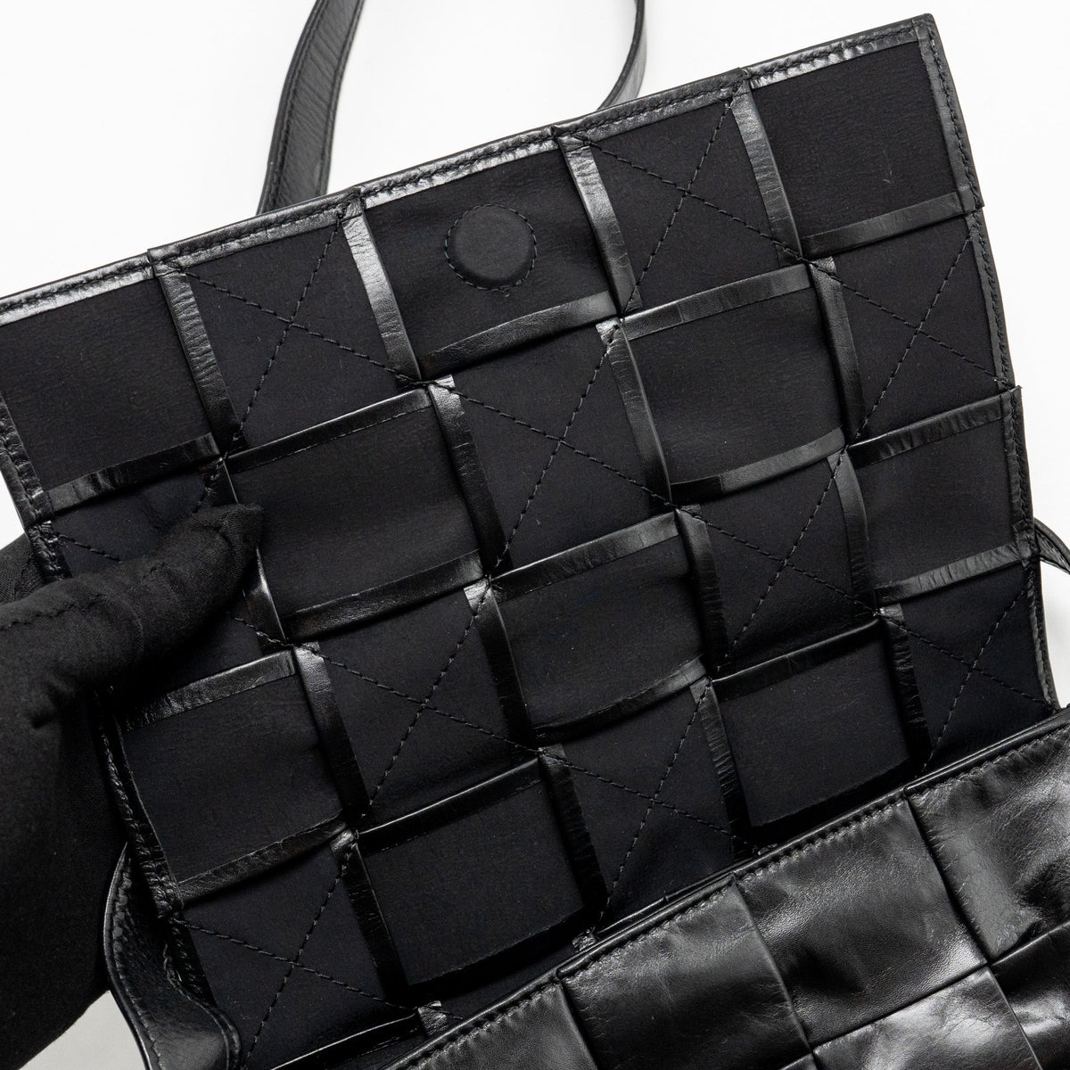 bottega-veneta-cassette-messenger-bag-calfskin-black-shw