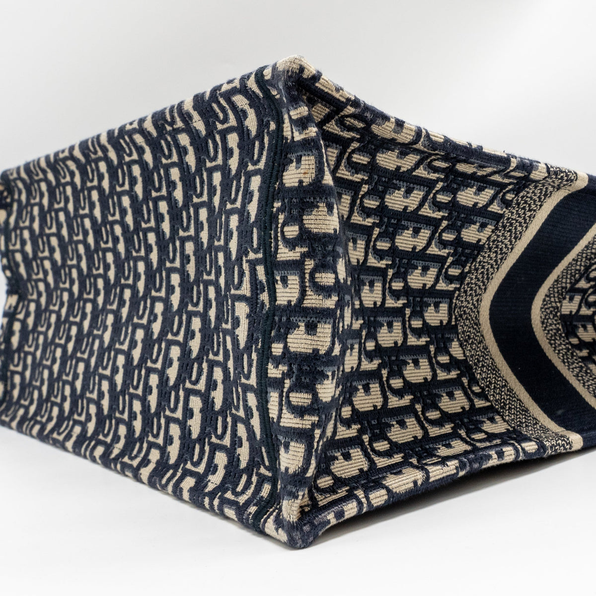 dior-large-book-tote-oblique-embroidery-ecru-blue-copy