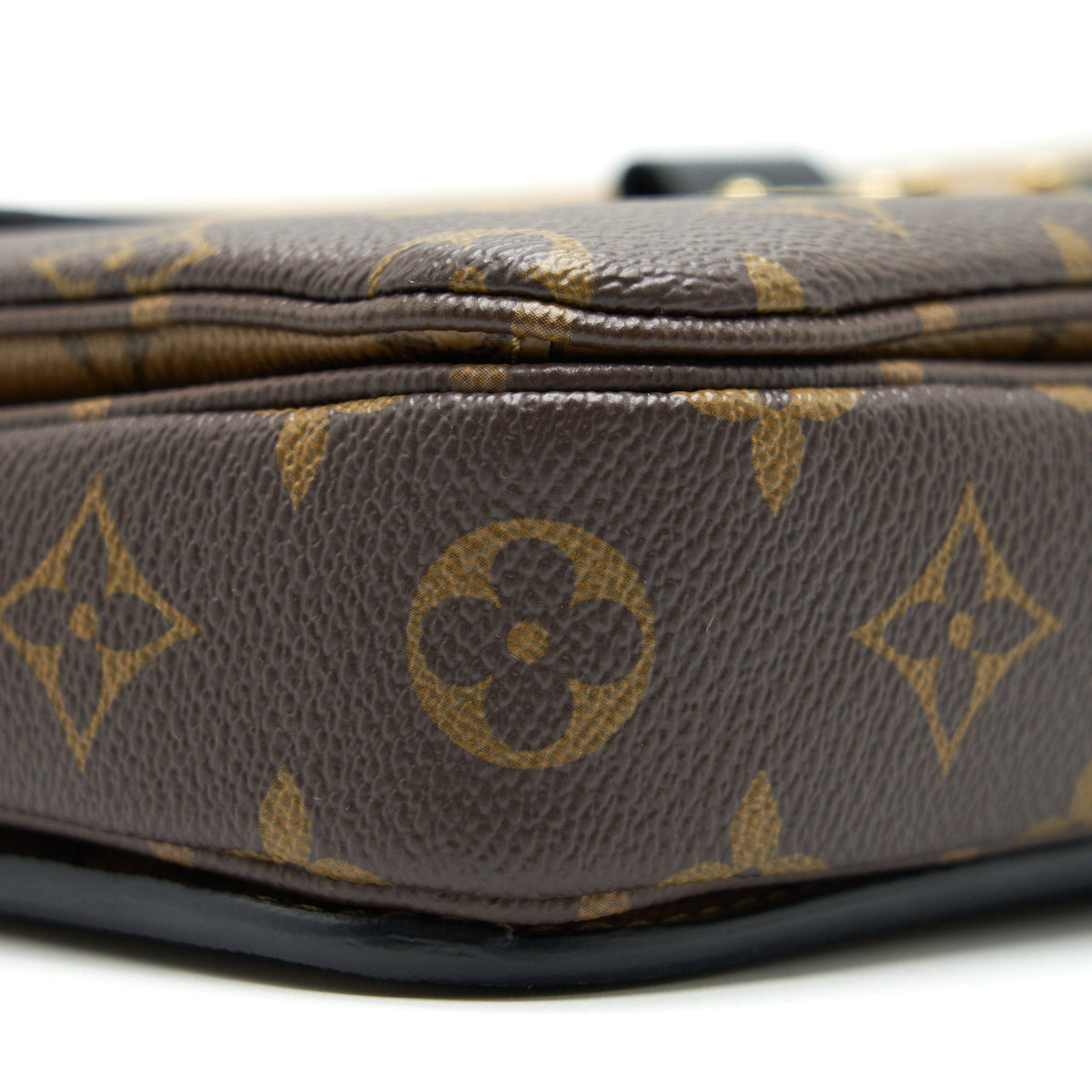 louis-vuitton-pochette-metis-monogram-reverse-canvas-1